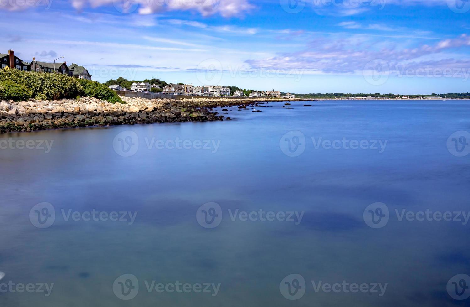 litoral e beira-mar perto de newport rhode island foto