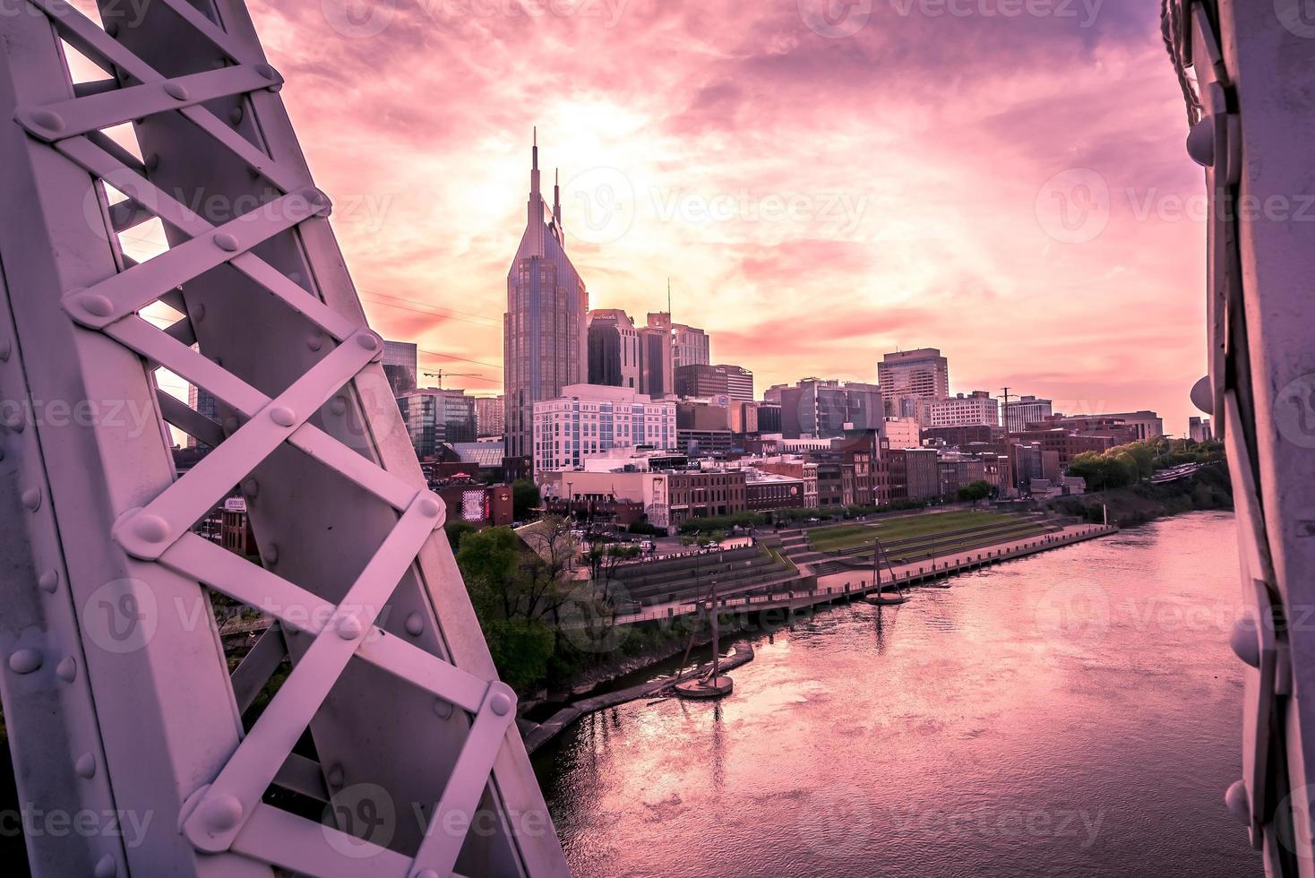 horizonte da cidade de nashville tennessee ao pôr do sol na água foto