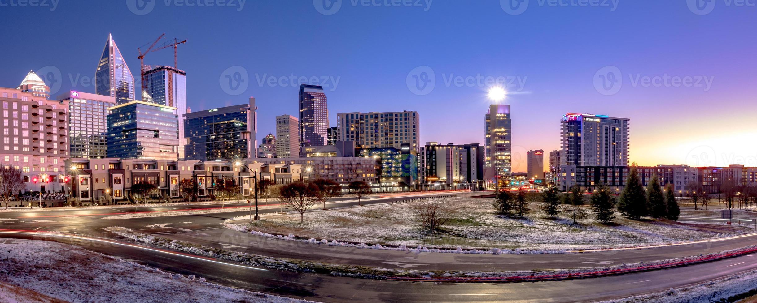 horizonte da cidade de charlotte carolina do norte após tempestade invernal foto