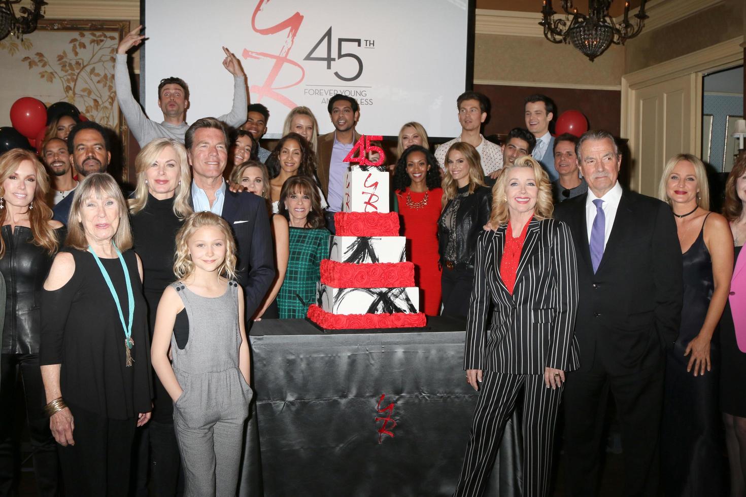 los angeles 26 de março - elenco jovem e inquieto no the young and the restless comemora 45º aniversário na cbs television city em 26 de março de 2018 em los angeles, ca foto