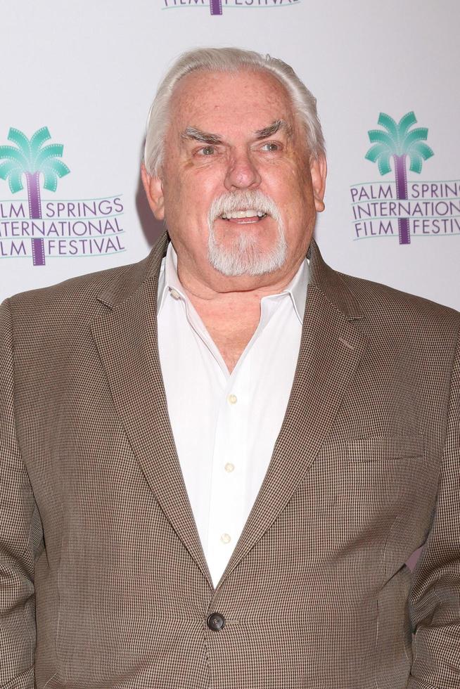 palm springs 11 de janeiro - john ratzenberger na caminhada para a estreia mundial de vegas no richards center for the arts em 11 de janeiro de 2019 em palm springs, ca foto