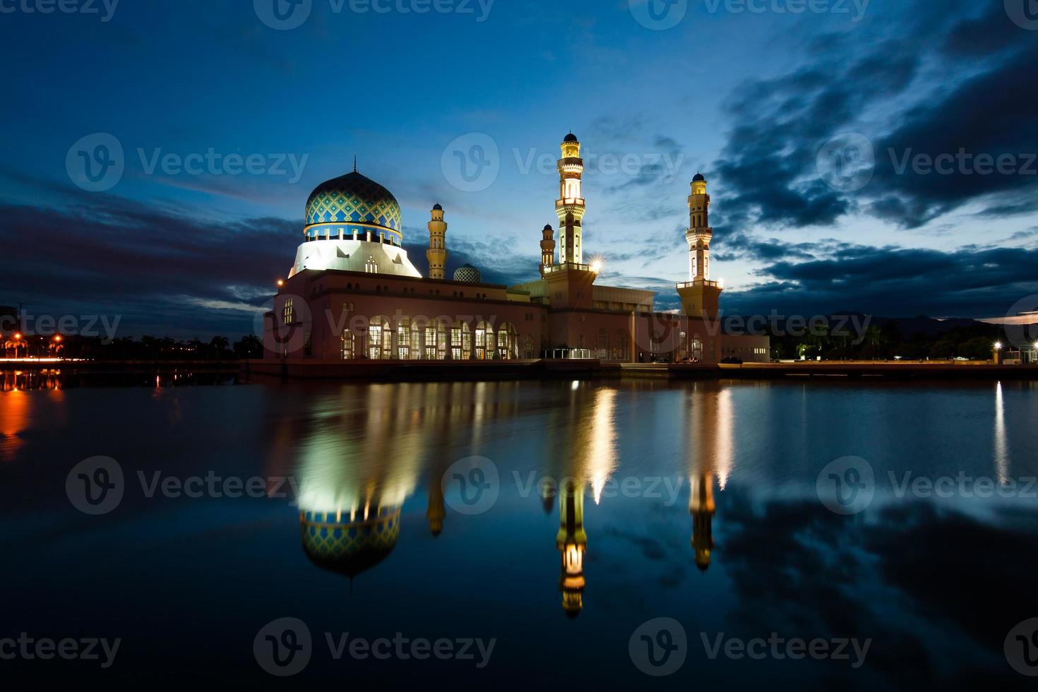 Mesquita de kota kinabalu ao amanhecer em sabah, leste da malásia, bornéu foto