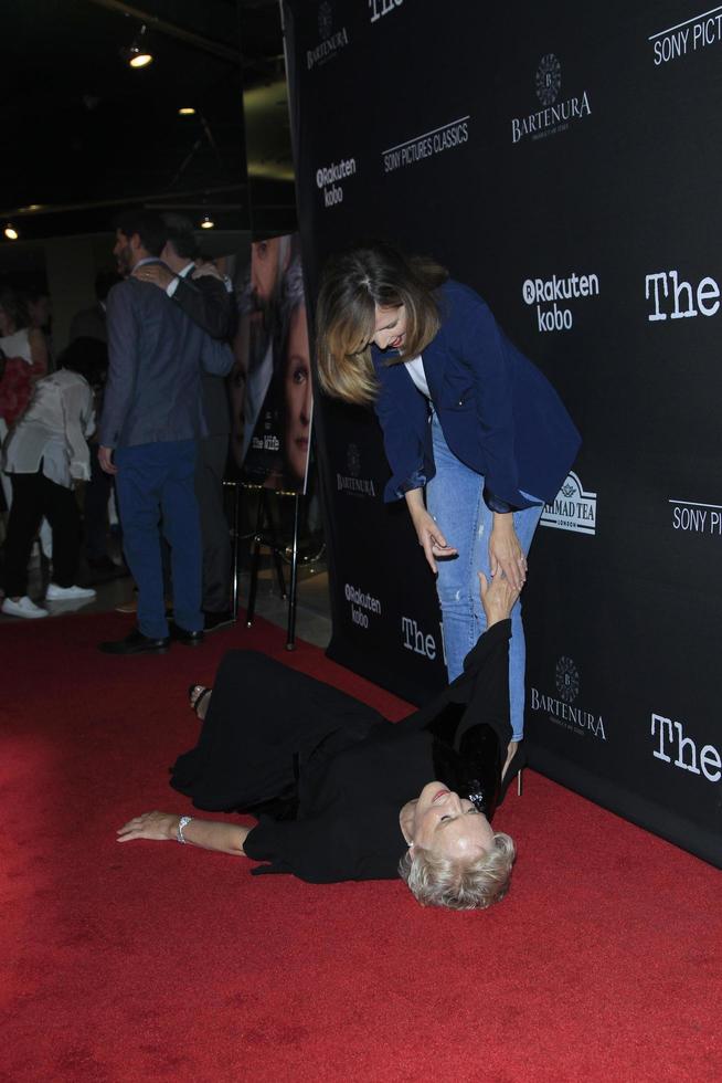 los angeles 23 de julho - glenn close, rose byrne no the wife premiere on the silver screen theatre, pacifc design center em 23 de julho de 2018 em west hollywood, ca foto