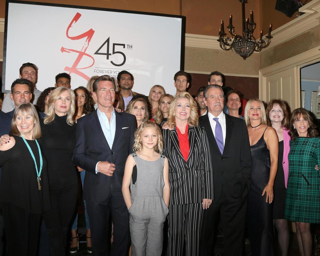 los angeles 26 de março - elenco jovem e inquieto no the young and the restless comemora 45º aniversário na cbs television city em 26 de março de 2018 em los angeles, ca foto