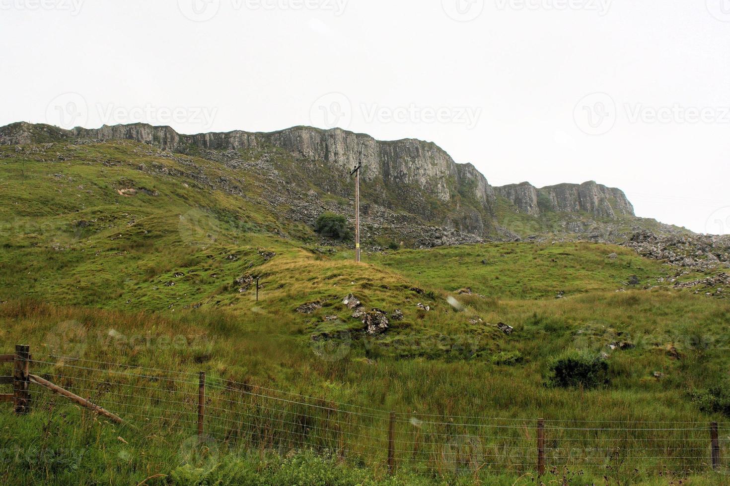 uma vista do campo na ilha de skye na escócia foto