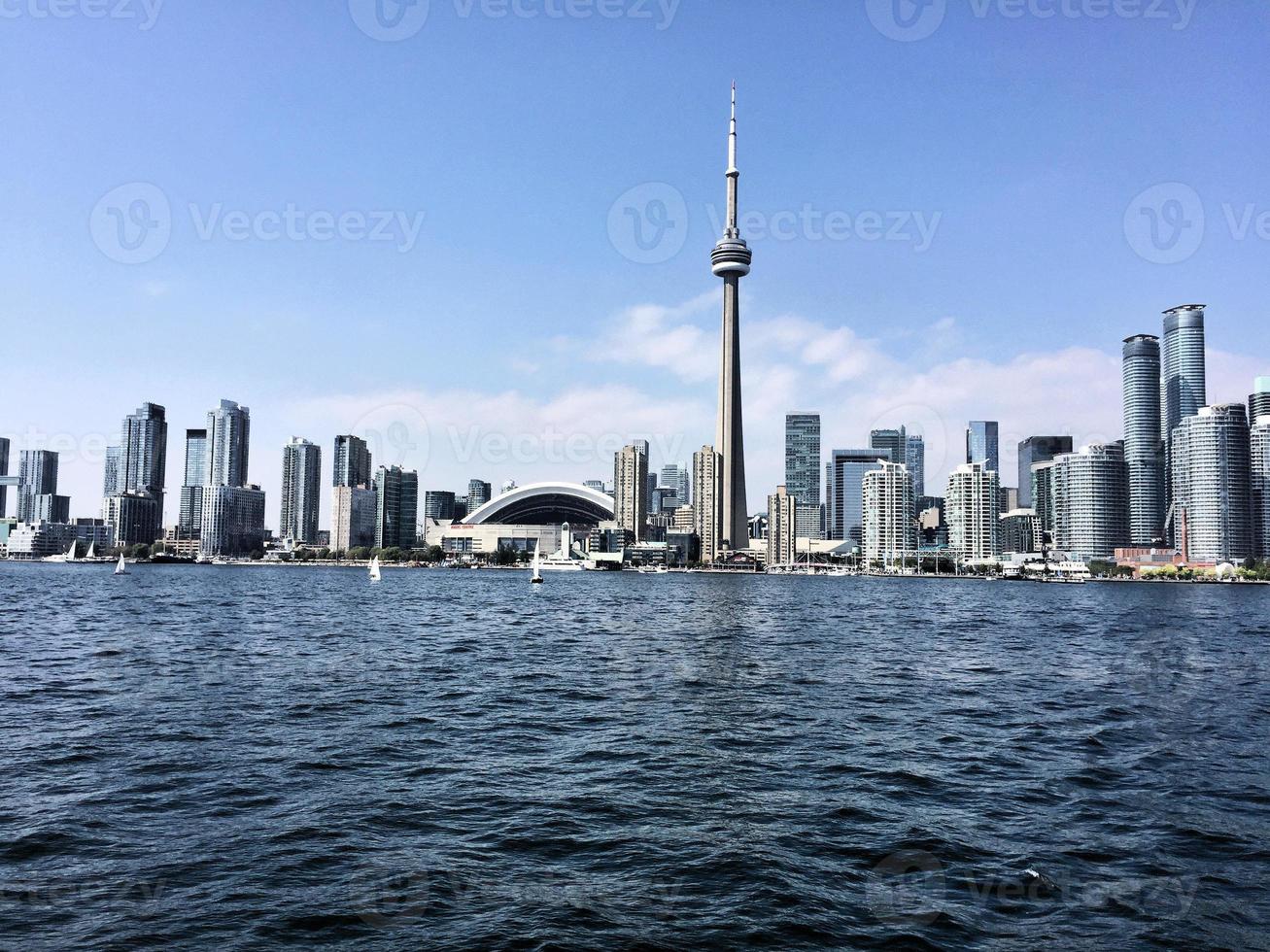 uma vista de toronto do mar perto do aeroporto foto