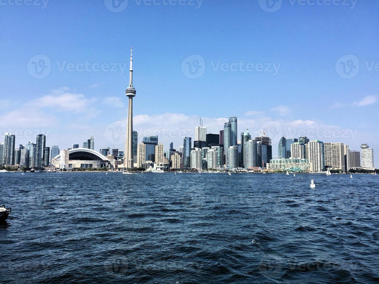 uma vista de toronto do mar perto do aeroporto foto