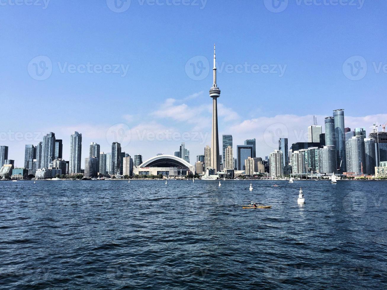 uma vista de toronto do mar perto do aeroporto foto