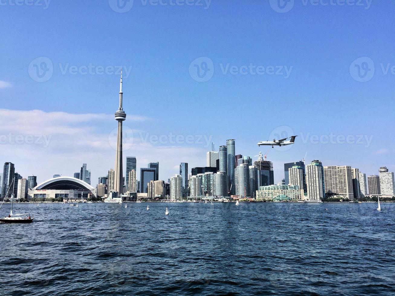 uma vista de toronto do mar perto do aeroporto foto