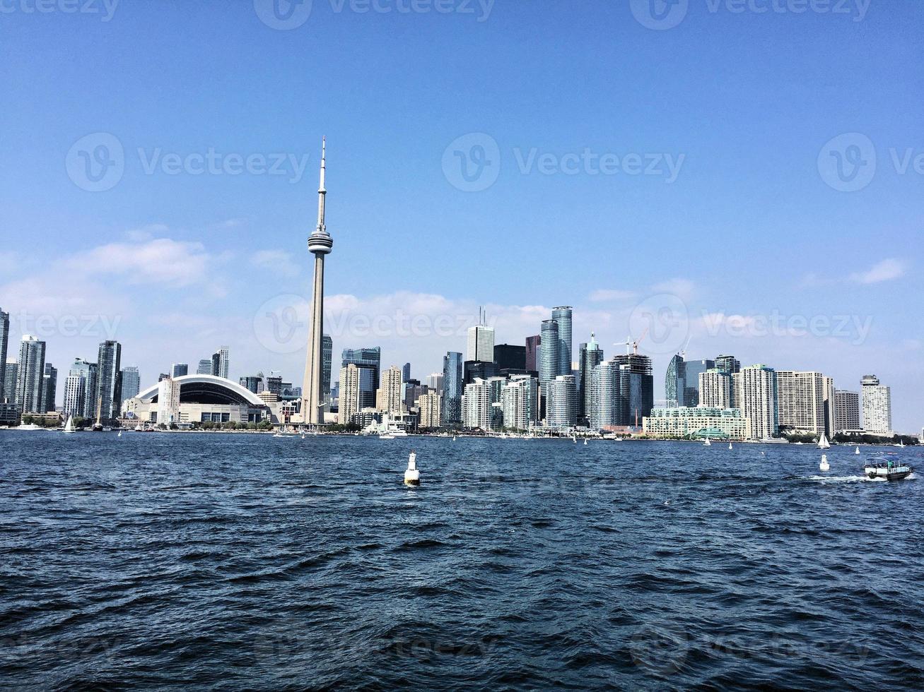 uma vista de toronto do mar perto do aeroporto foto