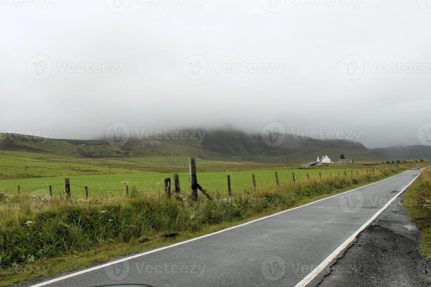 uma vista do campo na ilha de skye na escócia foto