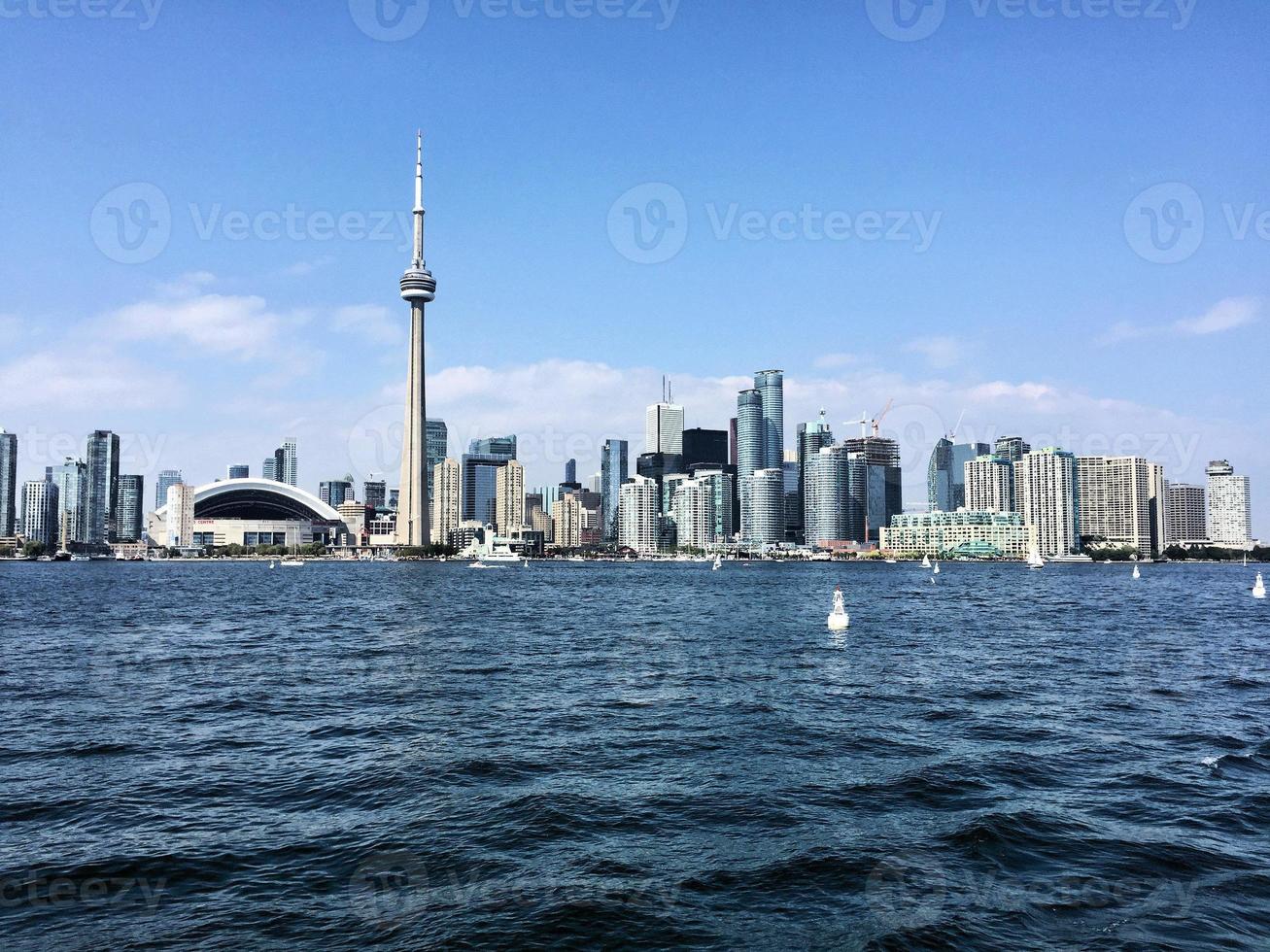 uma vista de toronto do mar perto do aeroporto foto