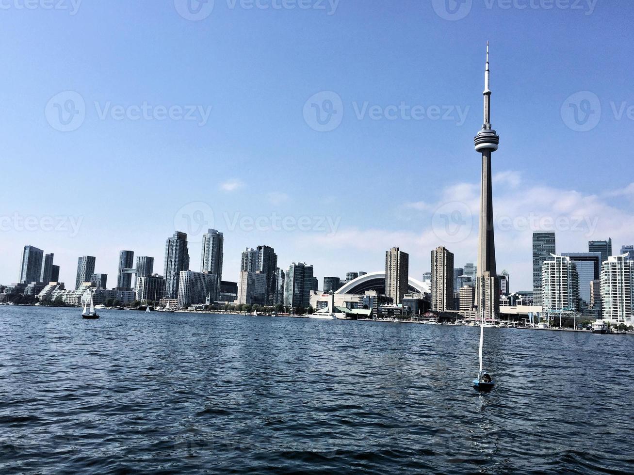 uma vista de toronto do mar perto do aeroporto foto