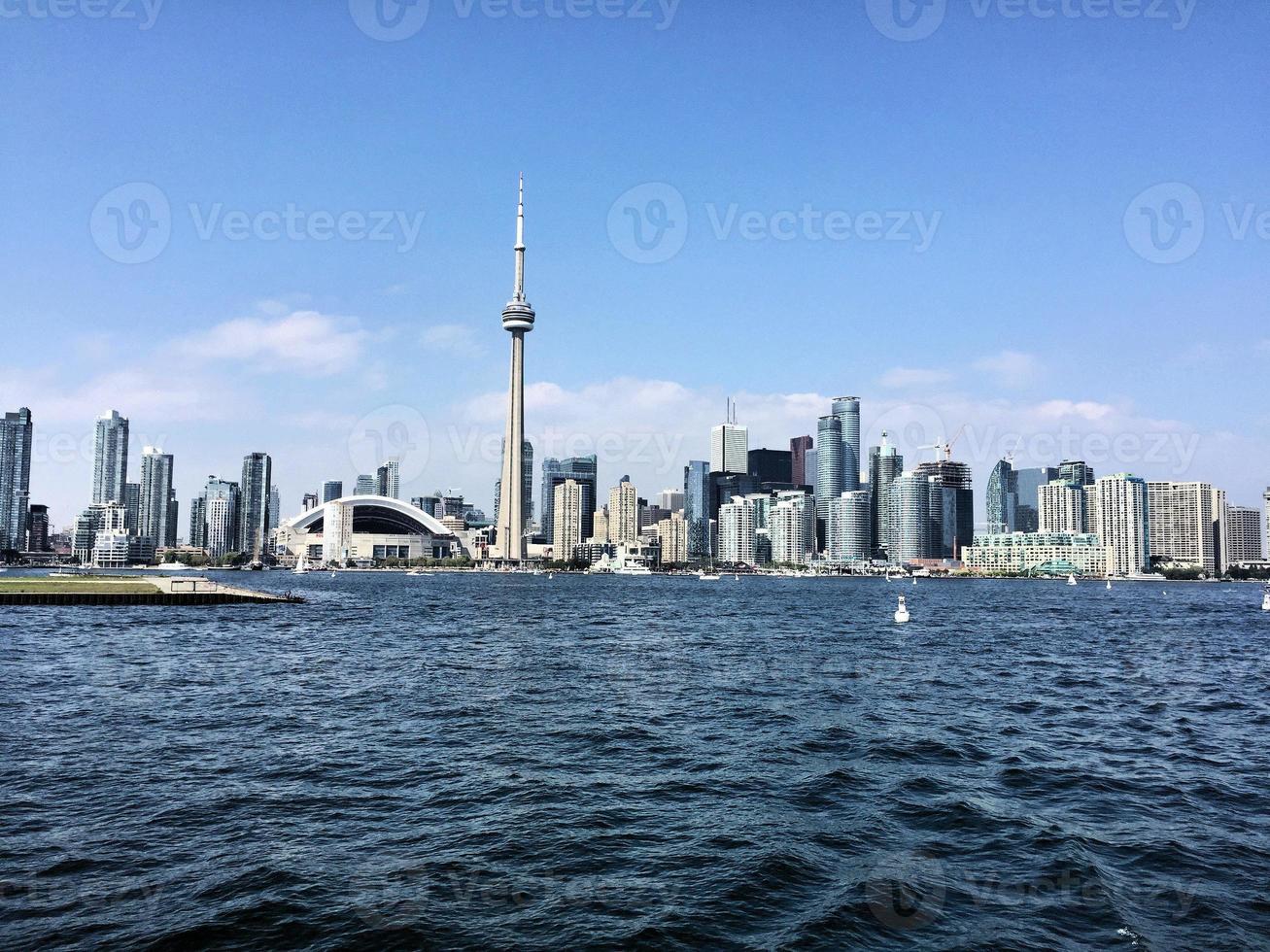 uma vista de toronto do mar perto do aeroporto foto