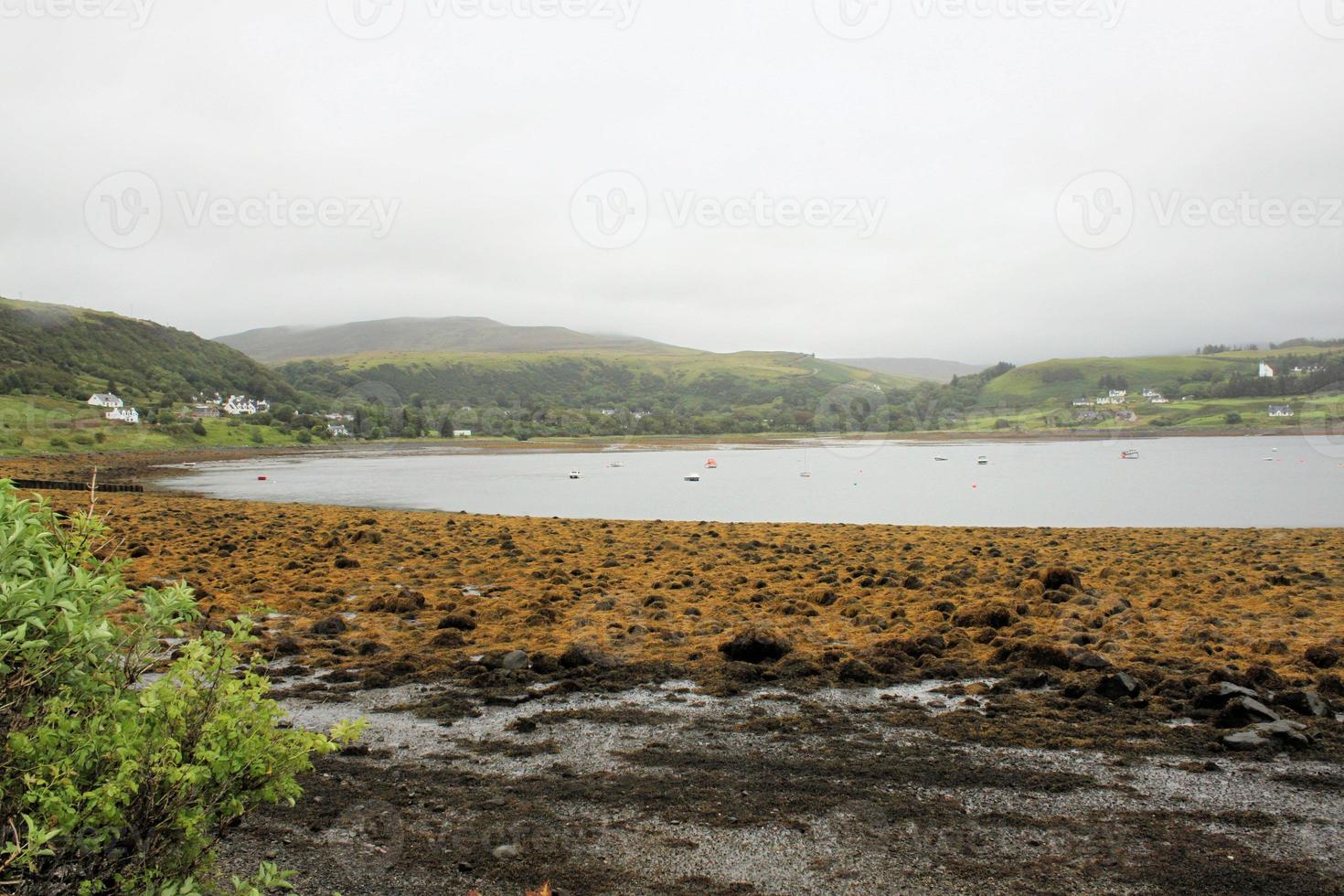 uma vista do campo na ilha de skye na escócia foto