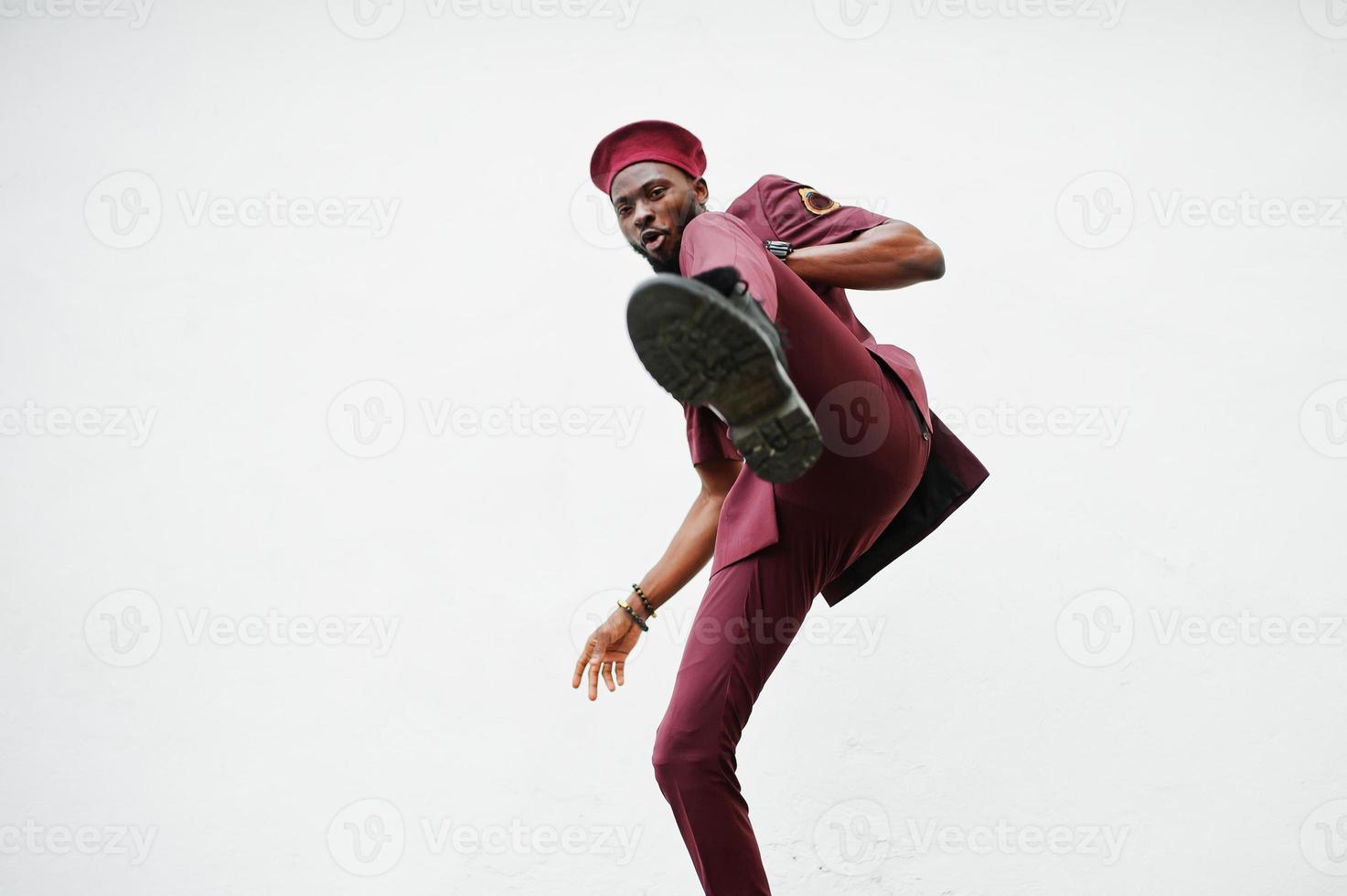 chute na perna. retrato de militar americano africano em uniforme vermelho e boina. foto