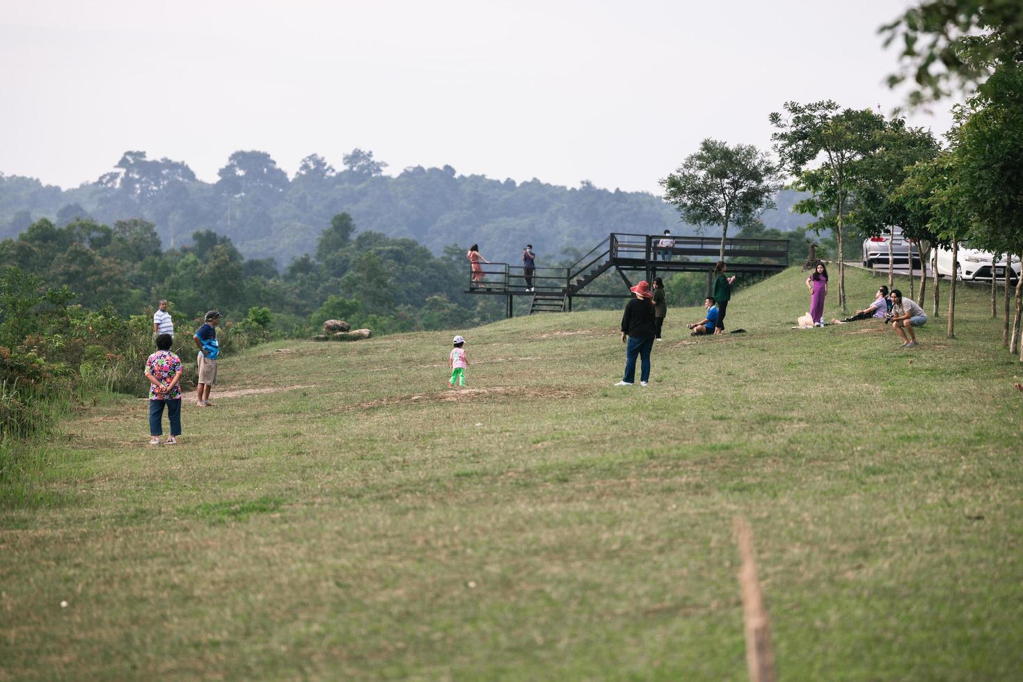 as pessoas estão visitando a bela natureza, florestas verdes de férias no parque nacional khao yai, tailândia, 16-05-2022. foto