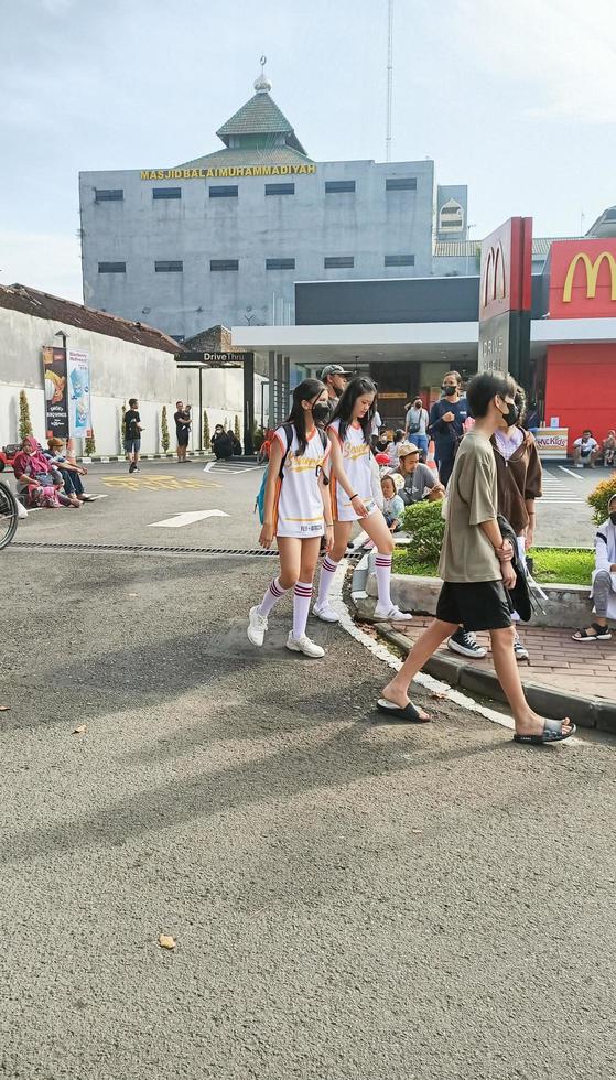 solo - 10 de junho de 2022 - duas lindas garotas de torcida voltando para casa depois do treino foto