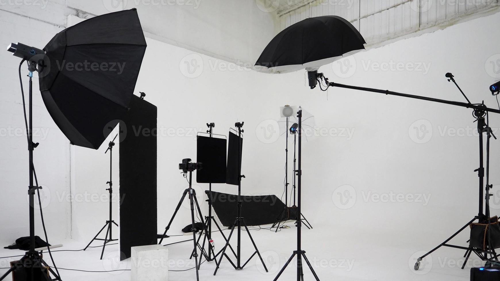 conjunto de iluminação de produção de vídeo de estúdio. bastidores da filmagem da produção montada foto