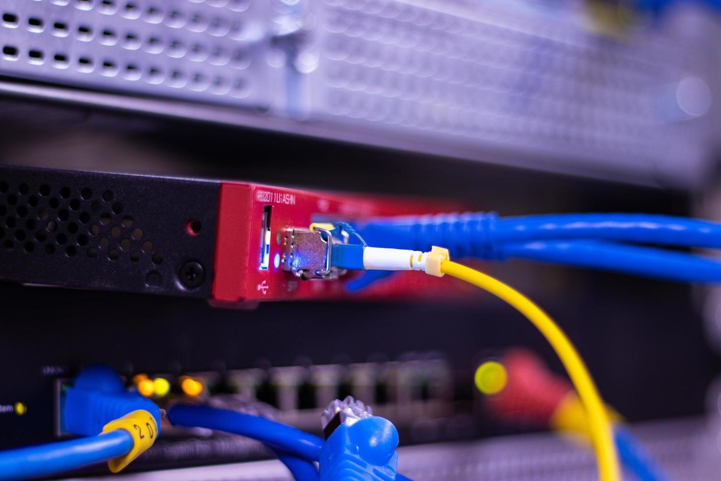 os cabos de rede para conectar a porta de um switch para conectar a rede de internet, tecnologia de comunicação de conceito foto