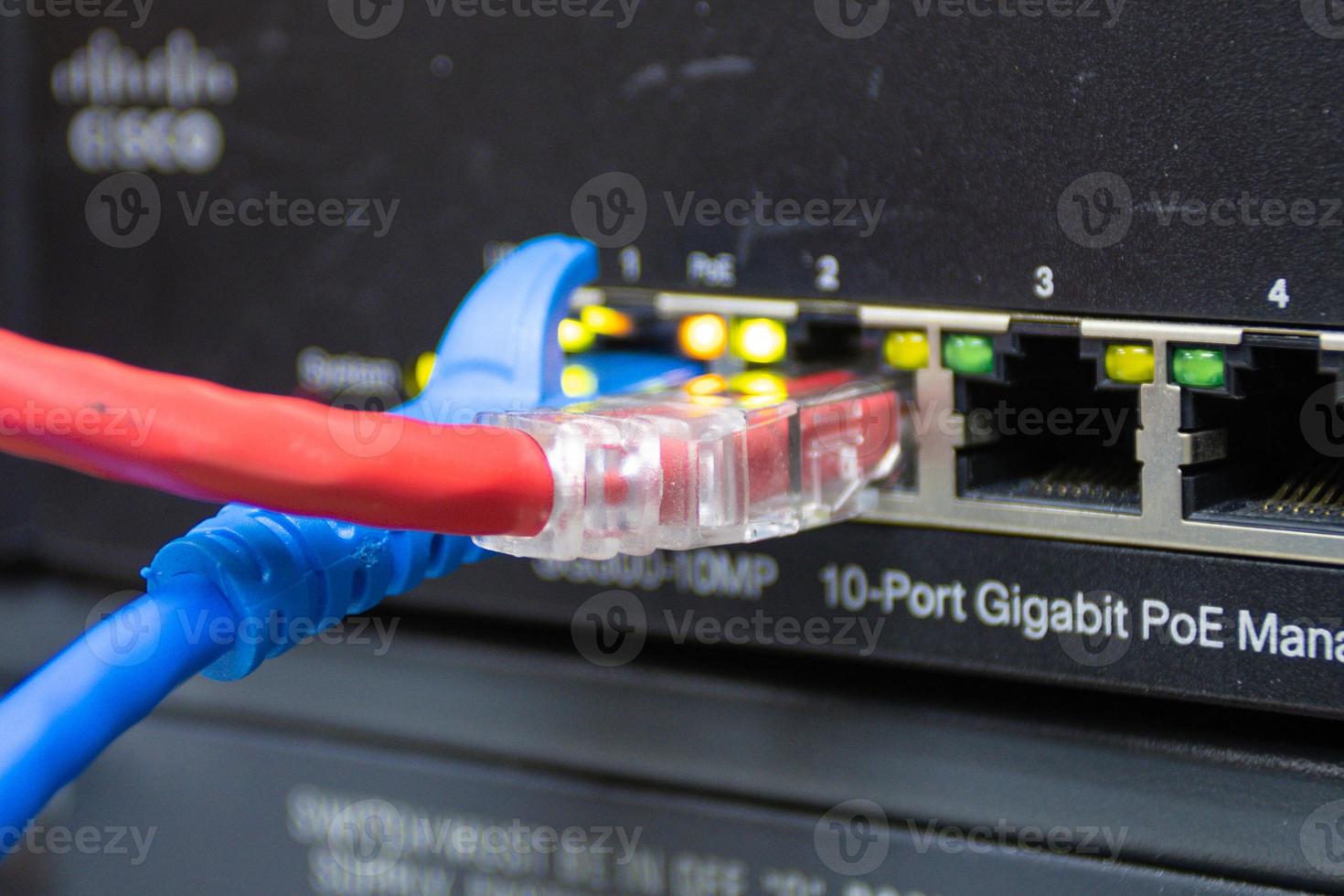os cabos de rede para conectar a porta de um switch para conectar a rede de internet, tecnologia de comunicação de conceito foto