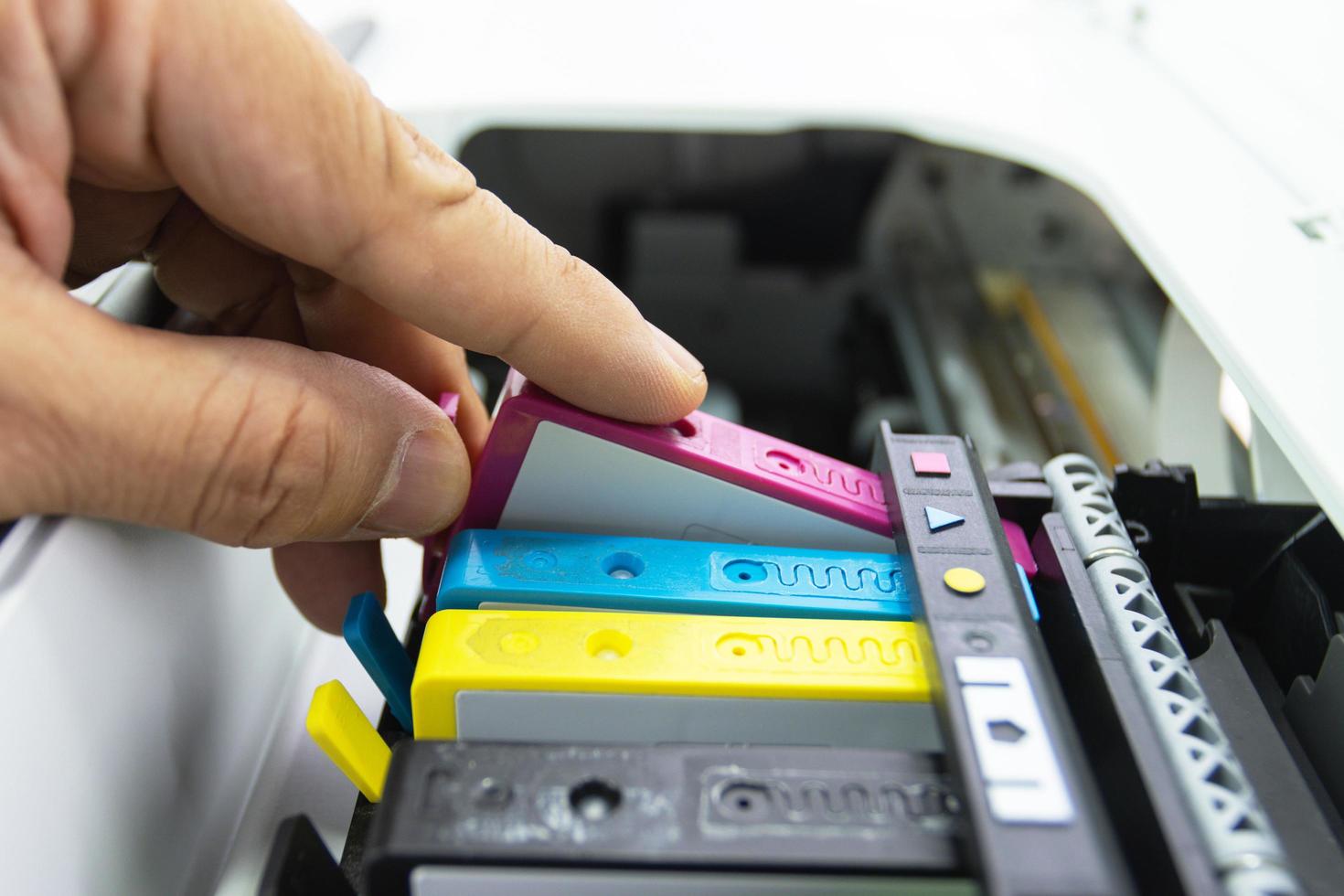 os técnicos estão instalando o cartucho de tinta de uma impressora a jato de tinta o dispositivo de escritório automatiza para impressão foto