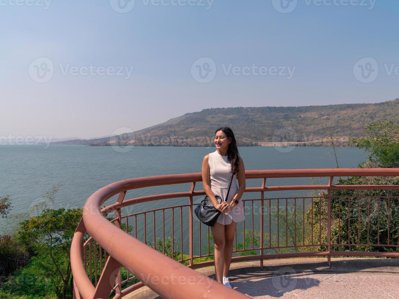 mulher feliz no ponto de vista da barragem de lamtakong foto