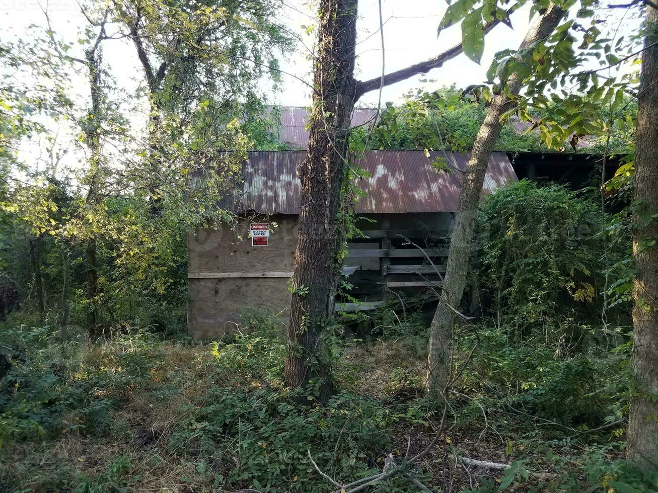 casa em ruínas ou galpão com sinal de não entrar foto