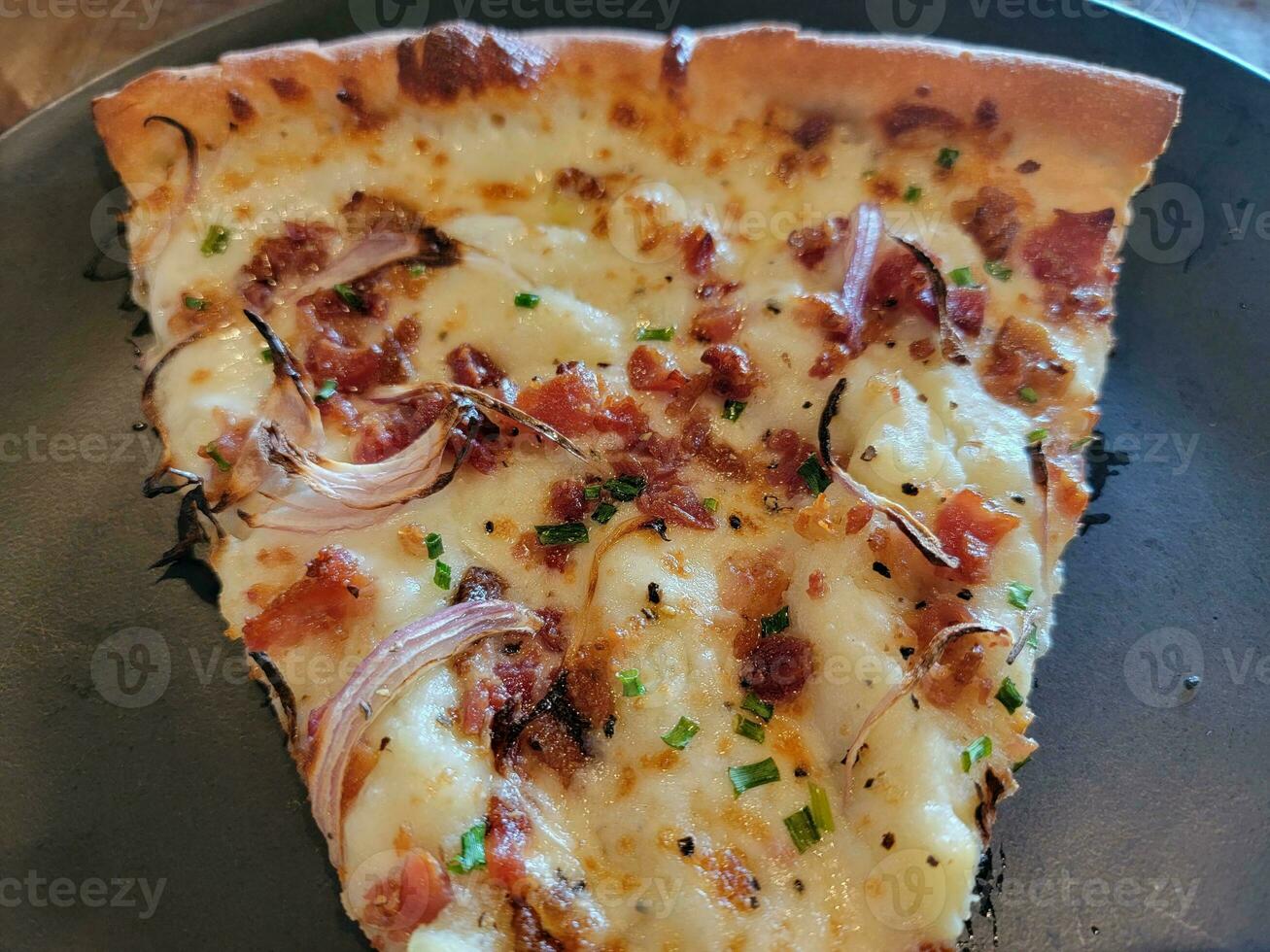 fatia de pizza com cebola calabresa e purê de batata foto