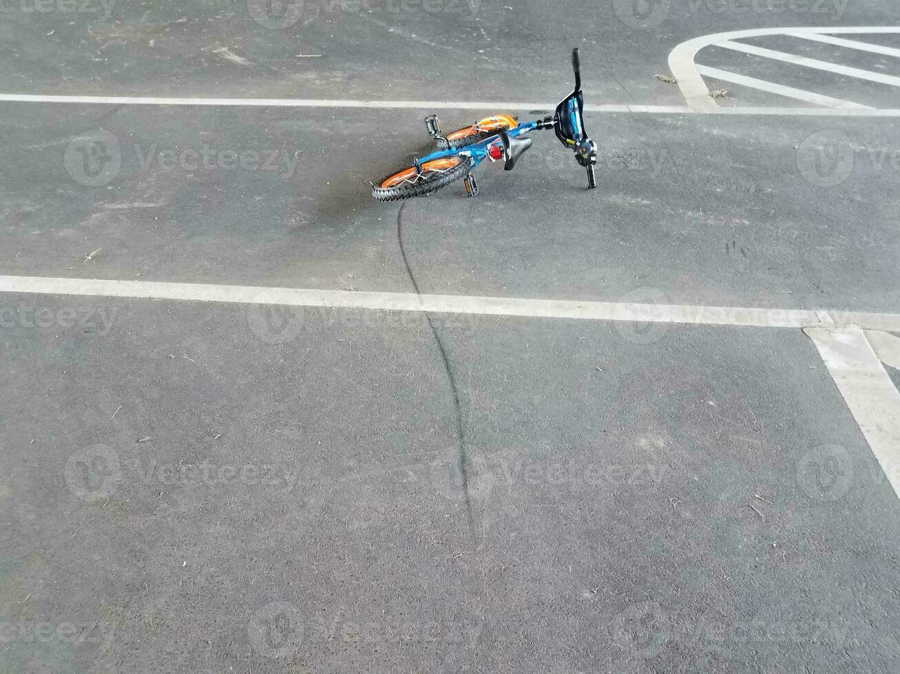 marca de derrapagem preta no asfalto ou pavimento e bicicleta foto