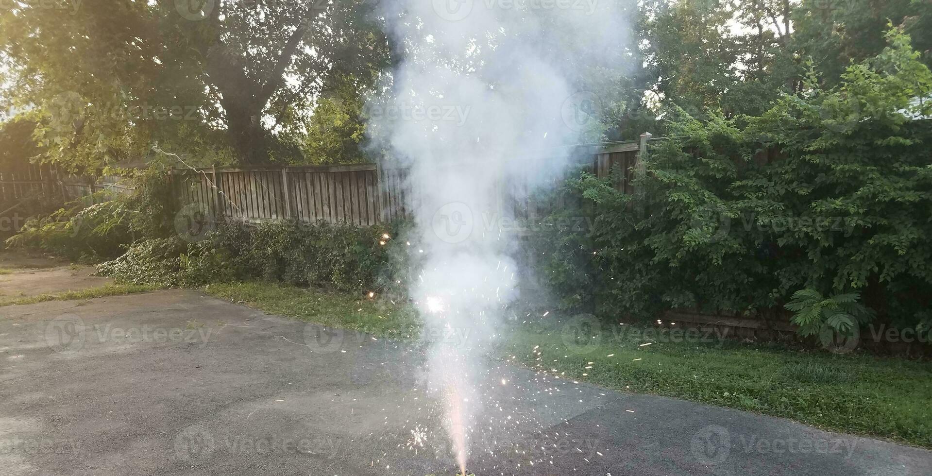 fogos de artifício coloridos acesos na calçada de asfalto com fumaça foto