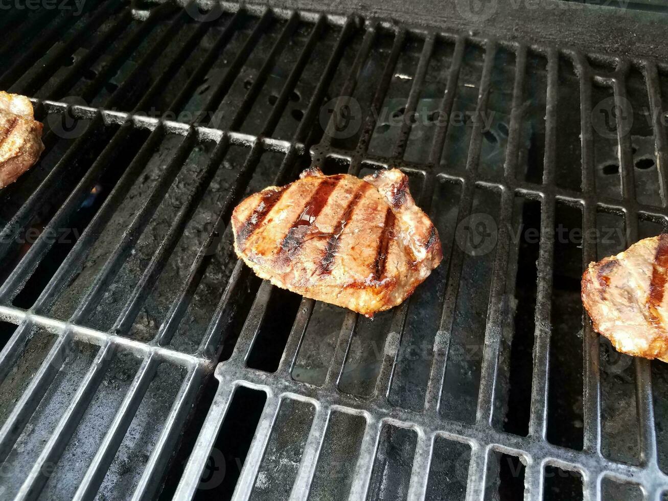 carne de bife grelhar em barras de churrasqueira foto