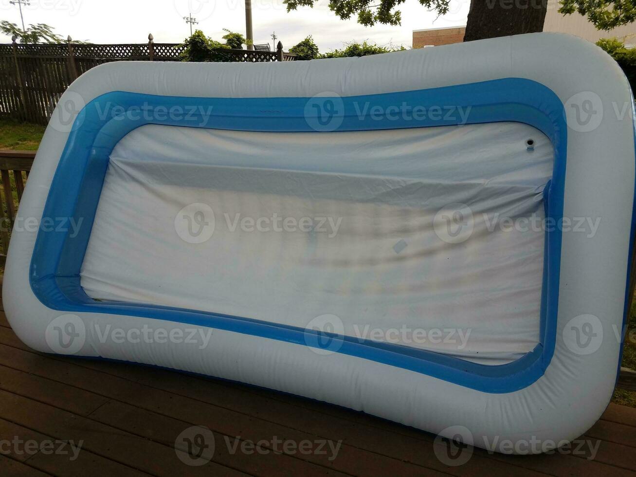 grande piscina inflável no deck de madeira ao ar livre foto