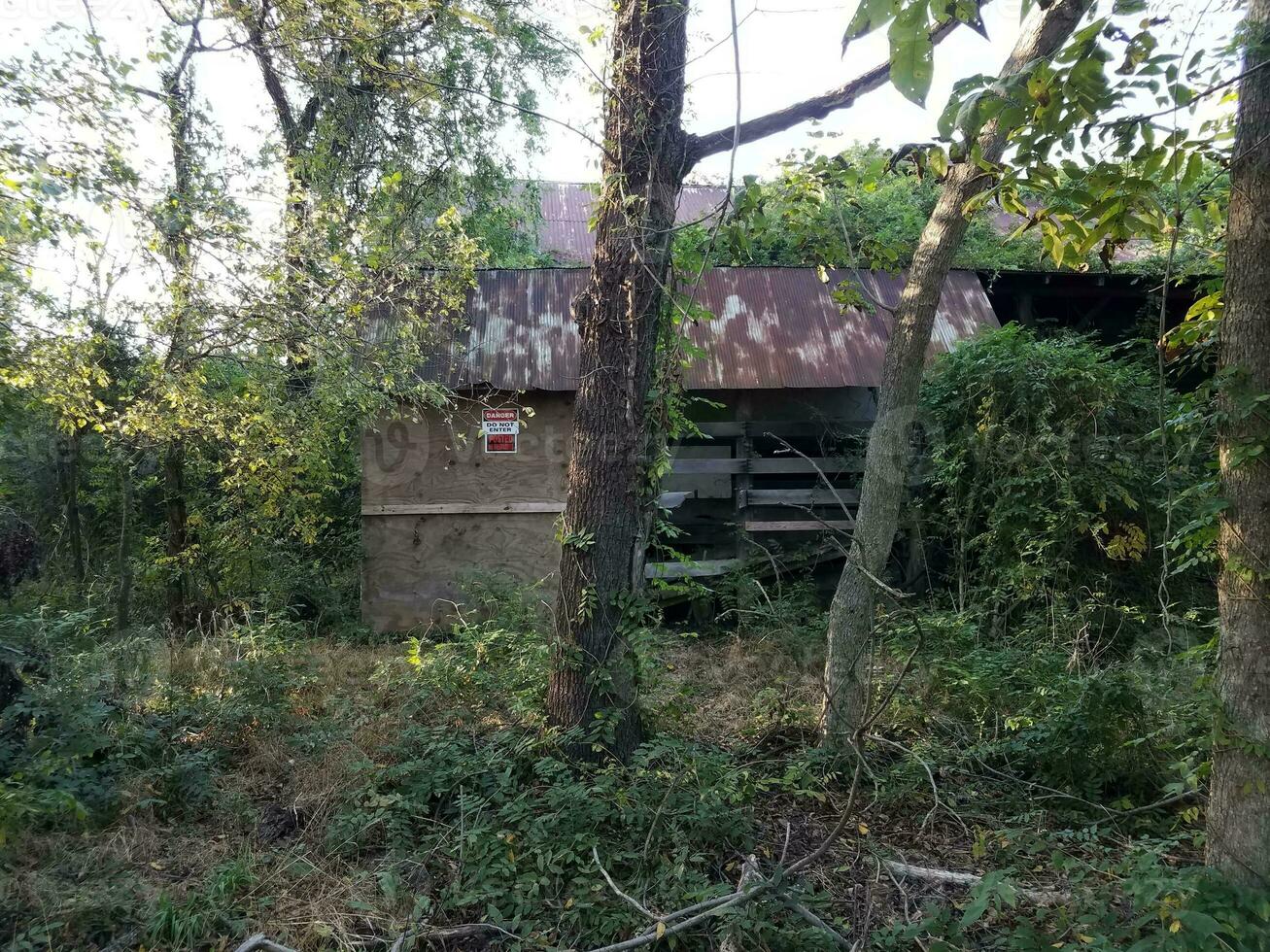 casa em ruínas ou galpão com sinal de não entrar foto