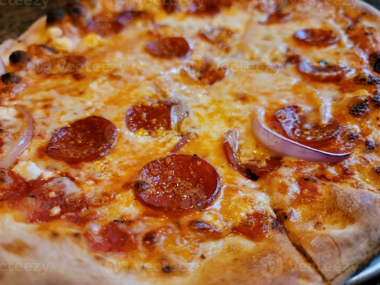 pizza de carne de calabresa quente com queijo e cebola foto