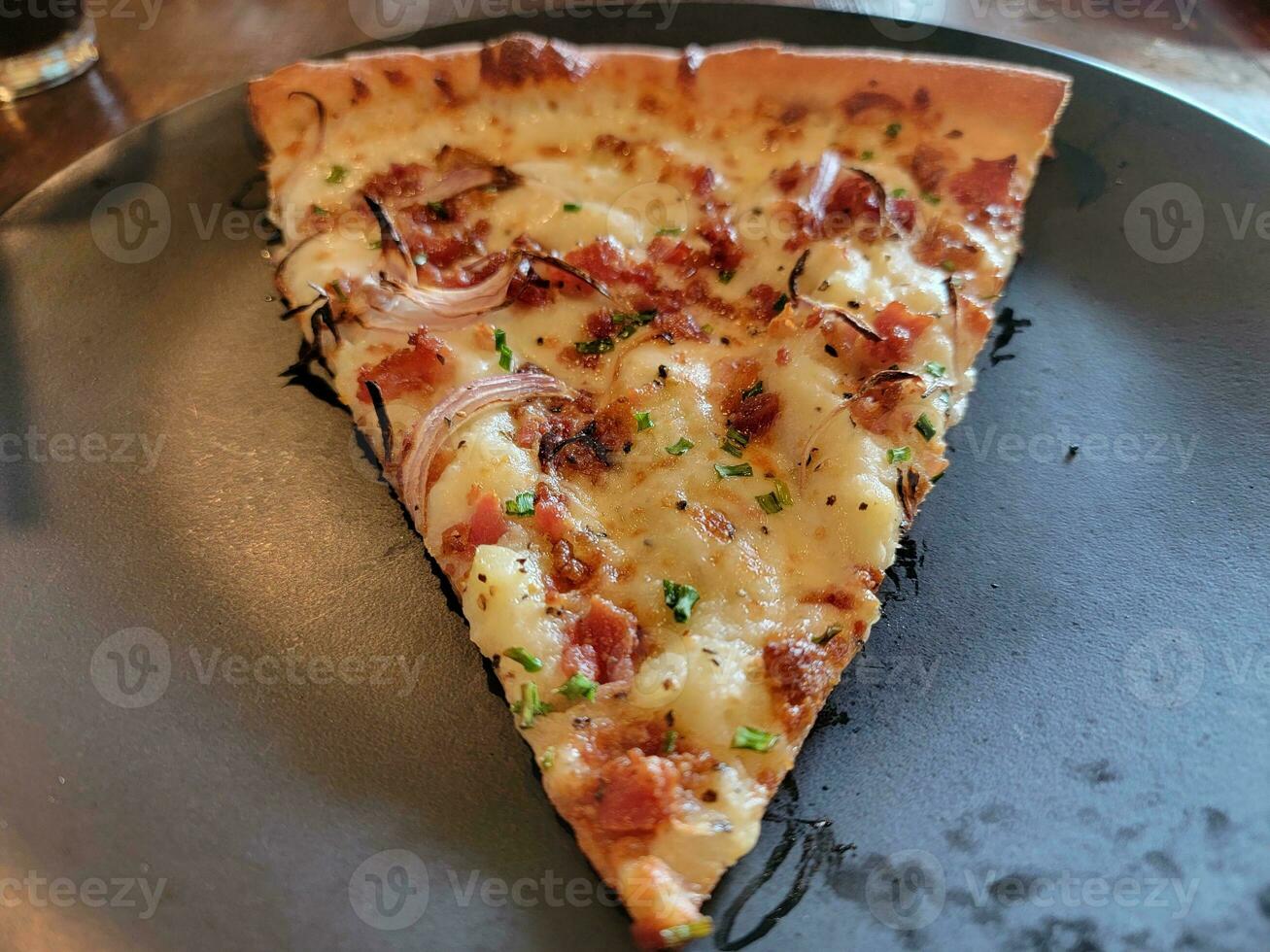 fatia de pizza com cebola calabresa e purê de batata foto