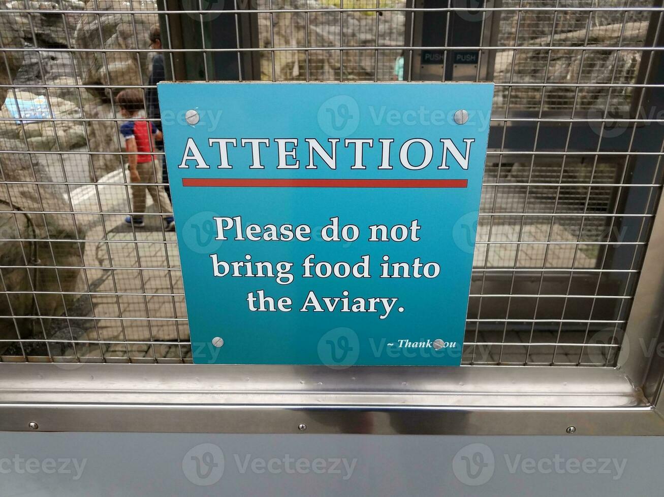 azul, por favor, não traga comida para a placa do aviário na porta de metal foto