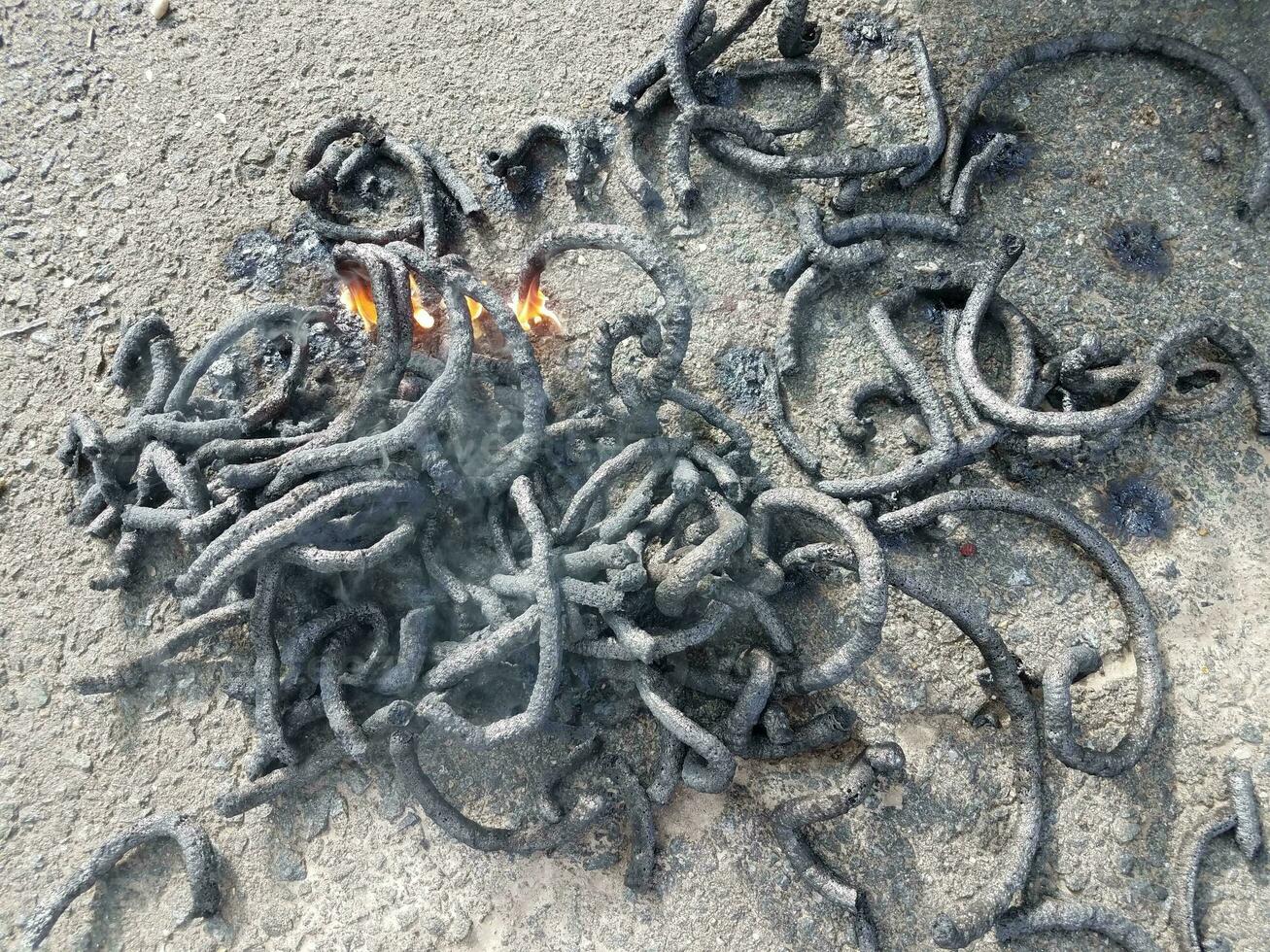 fogos de artifício de cobra de carvão no asfalto foto