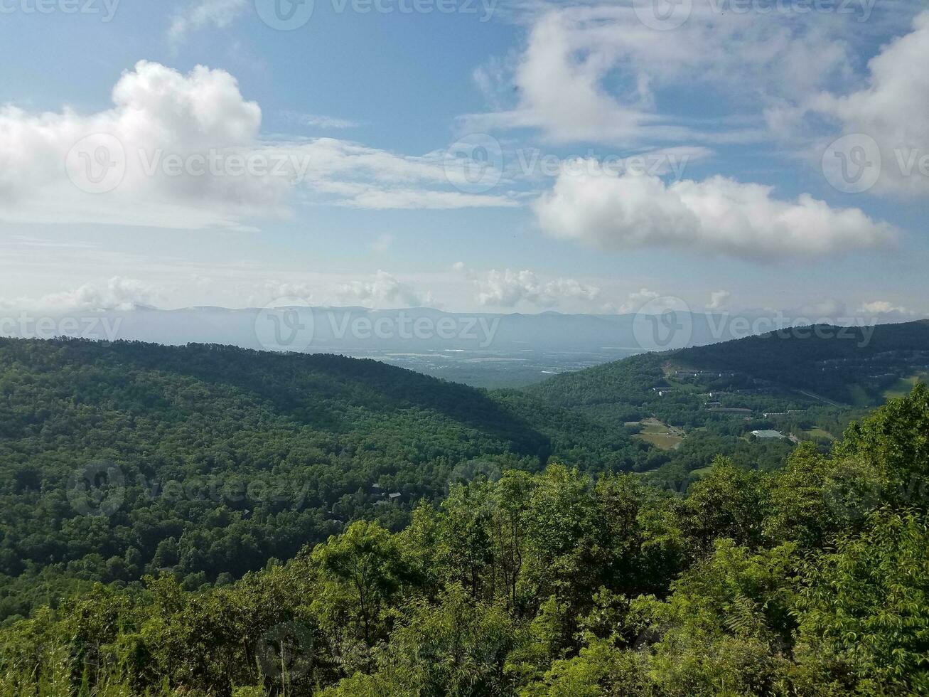 árvores verdes e colinas e céu em massanutten, virginia foto