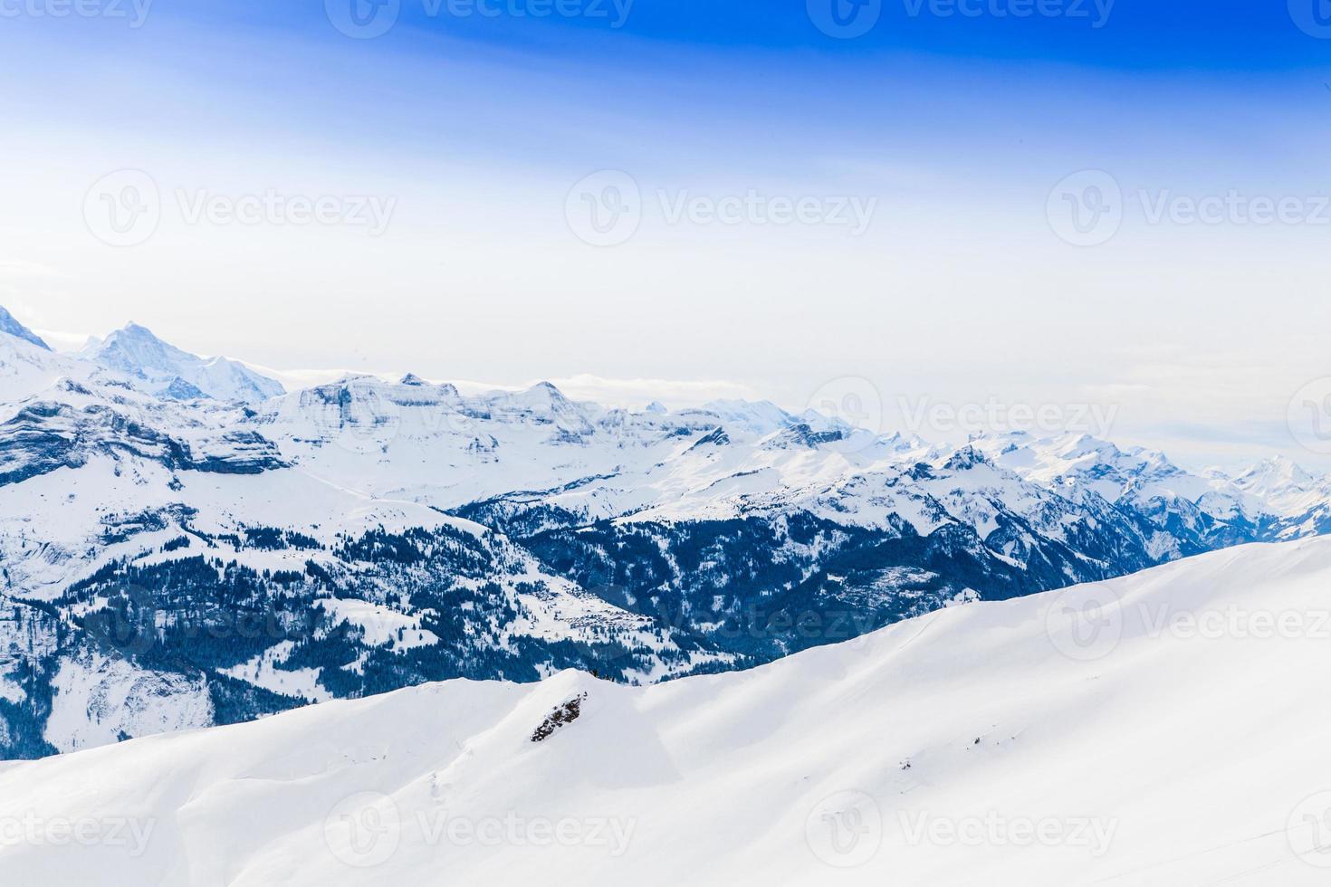paisagem de montanha dos Alpes. paisagem de inverno foto