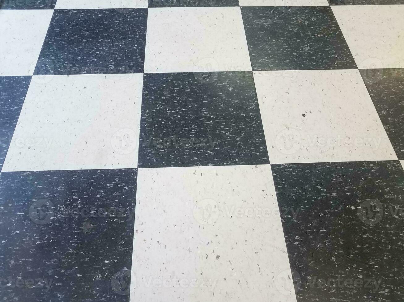 padrão de azulejos quadrados preto e branco no chão foto