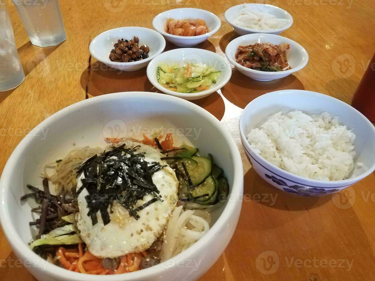 comida coreana com carne, ovo e legumes foto