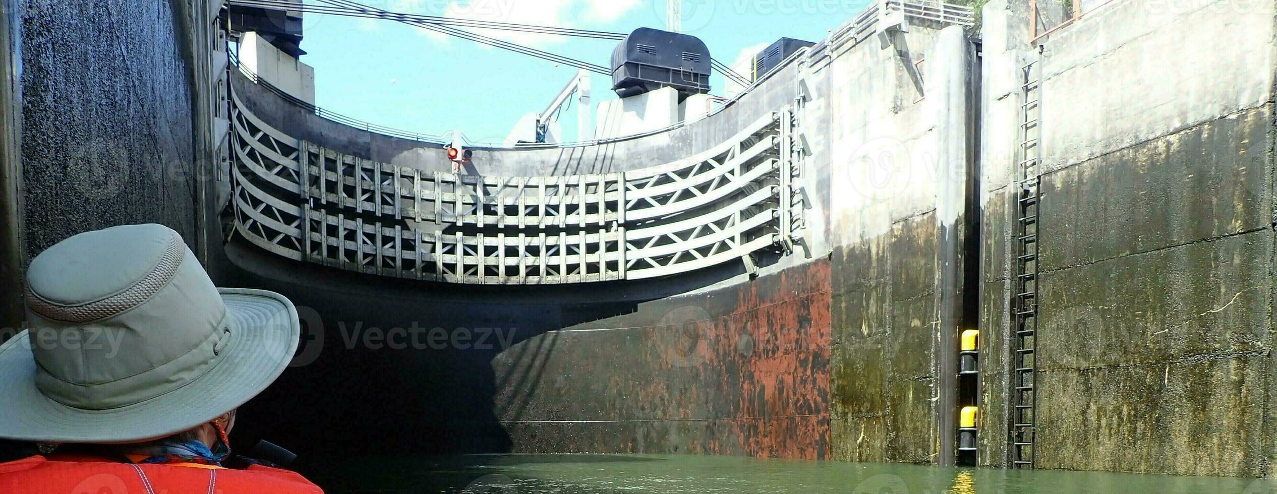 caiaque em um caiaque em um rio com grande eclusa de barco foto