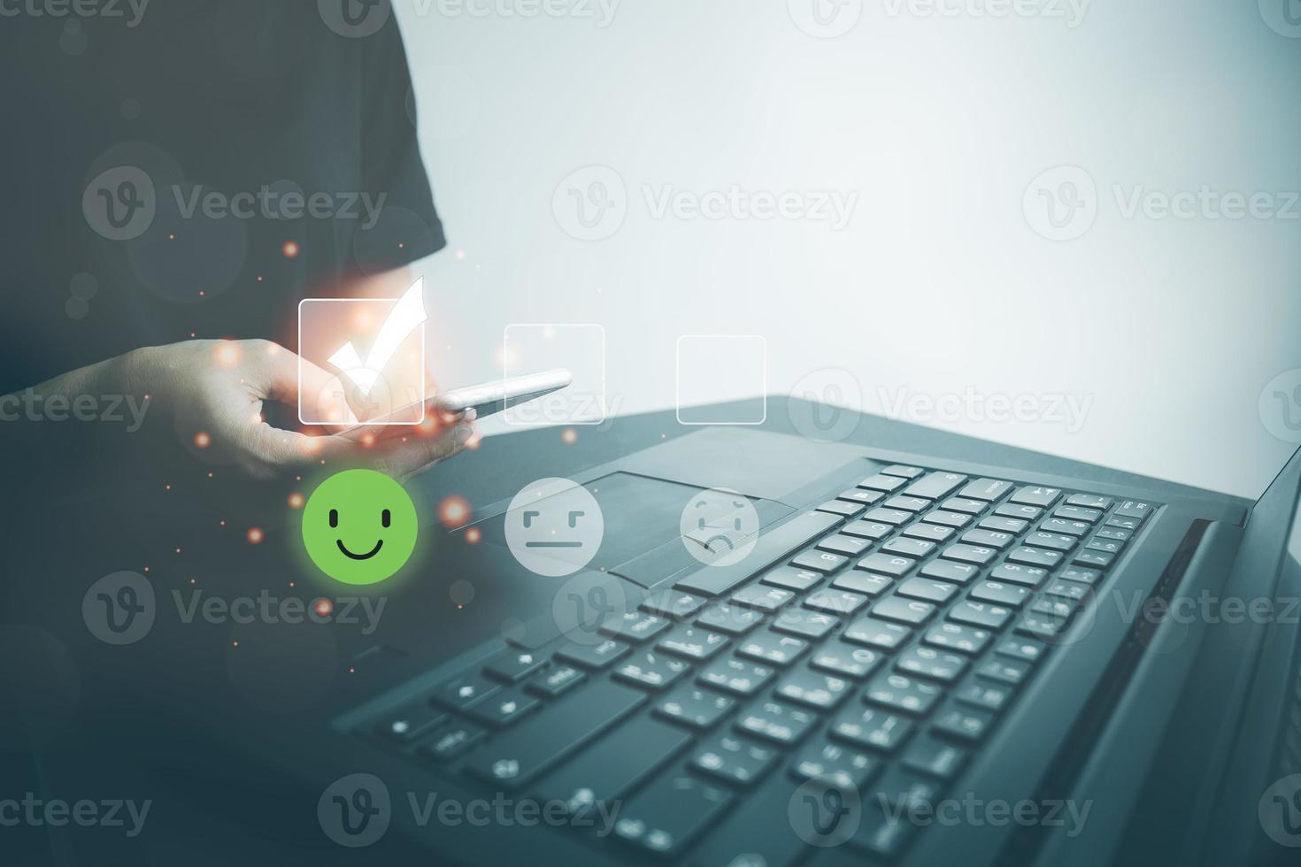 satisfação do cliente serviço muito bom com telefone inteligente, impressão de cuidado e atenção, escolha um ícone de rosto sorridente, responda à pesquisa, dê a pontuação mais alta, feedback muito feliz do hóspede. foto