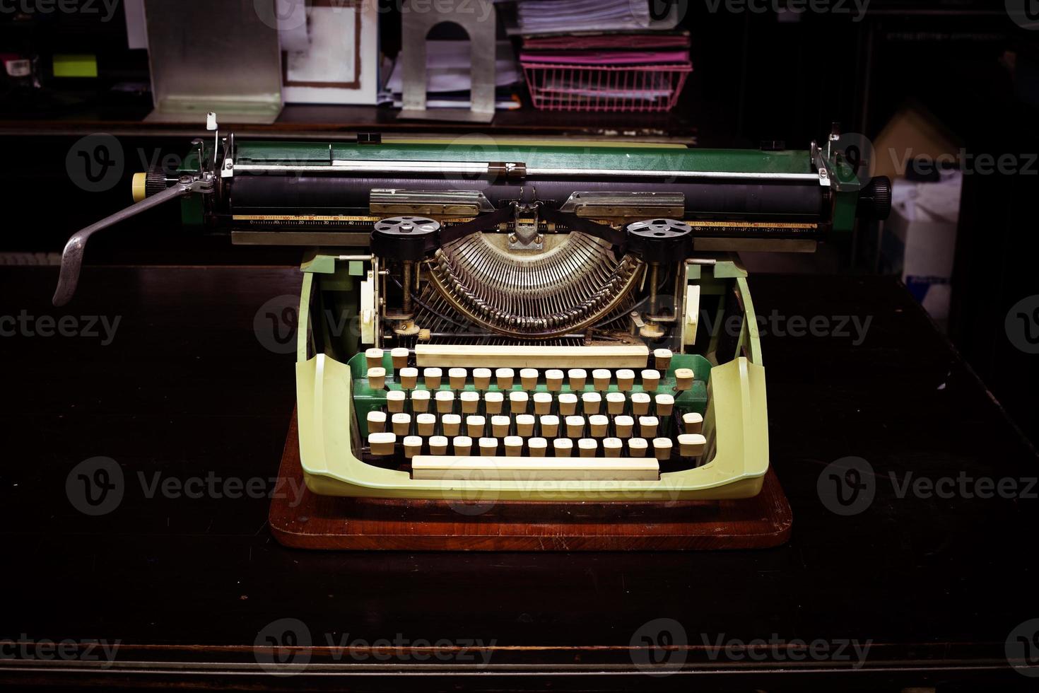 máquina de escrever vintage em cima da mesa foto