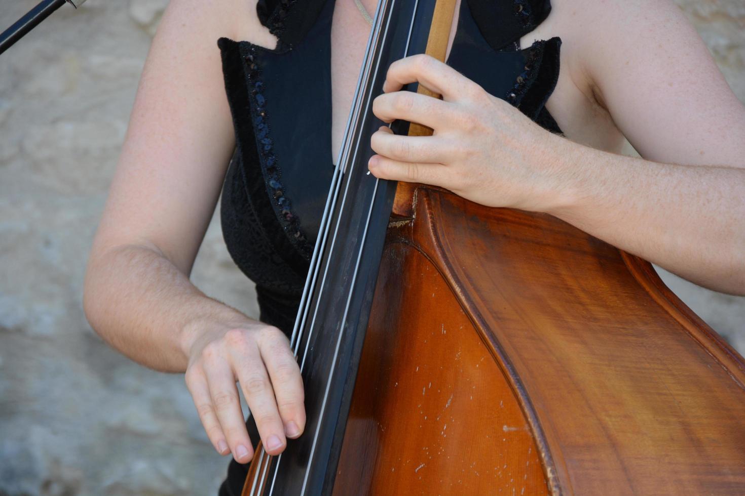 fêmea tocando contrabaixo foto