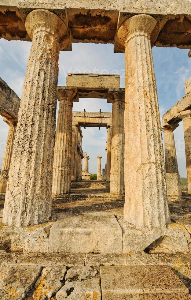 o templo de aphaia dedicado à deusa aphaia na ilha grega de aigina foto