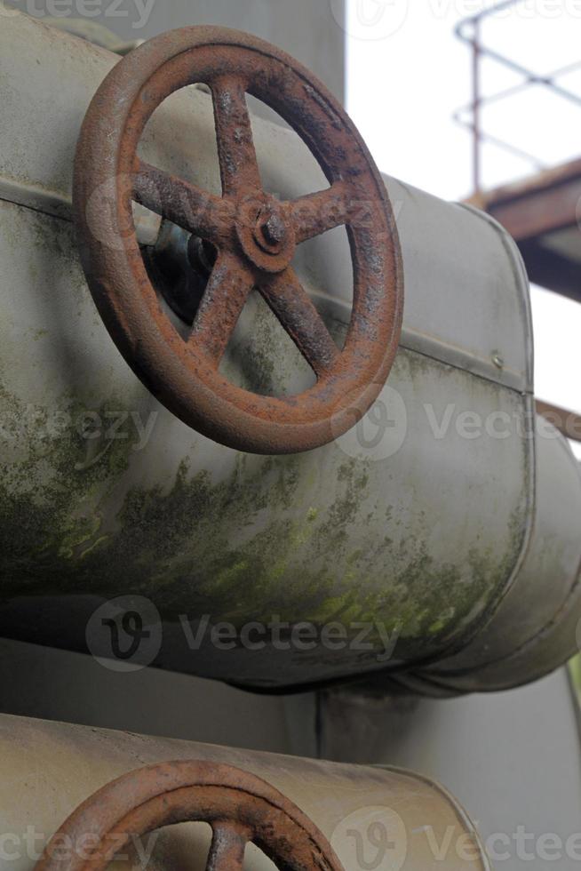 válvula resistida em fábrica de aço abandonada foto