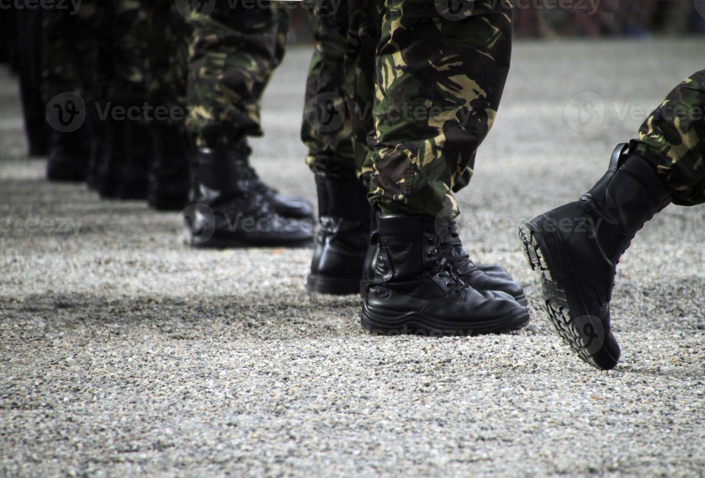 soldados em pé em uma fila em um desfile militar foto