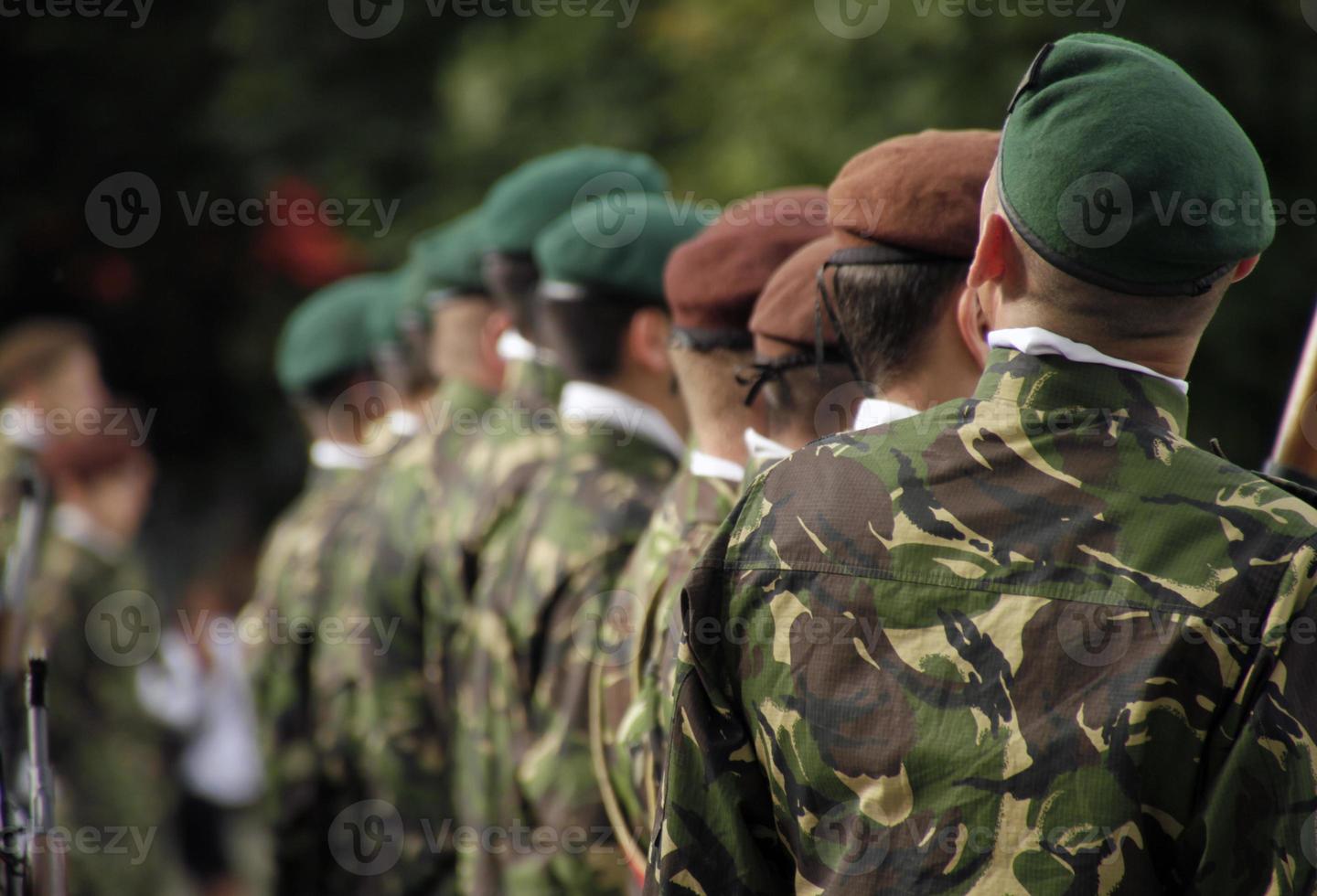 soldados em pé em uma fila em um desfile militar foto